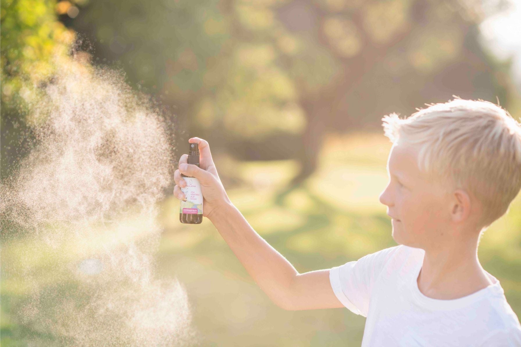 Bub sprüht mit Pauliena Aromaspray 