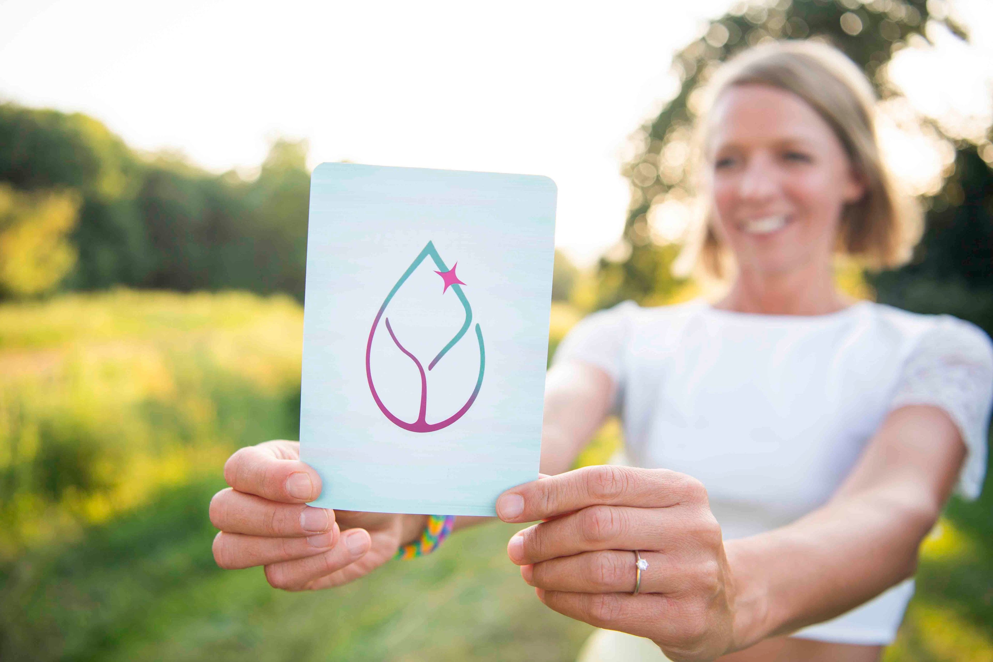 Nadine Gartner zeigt strahlend den Funkelsamen, die innere Stärke in uns