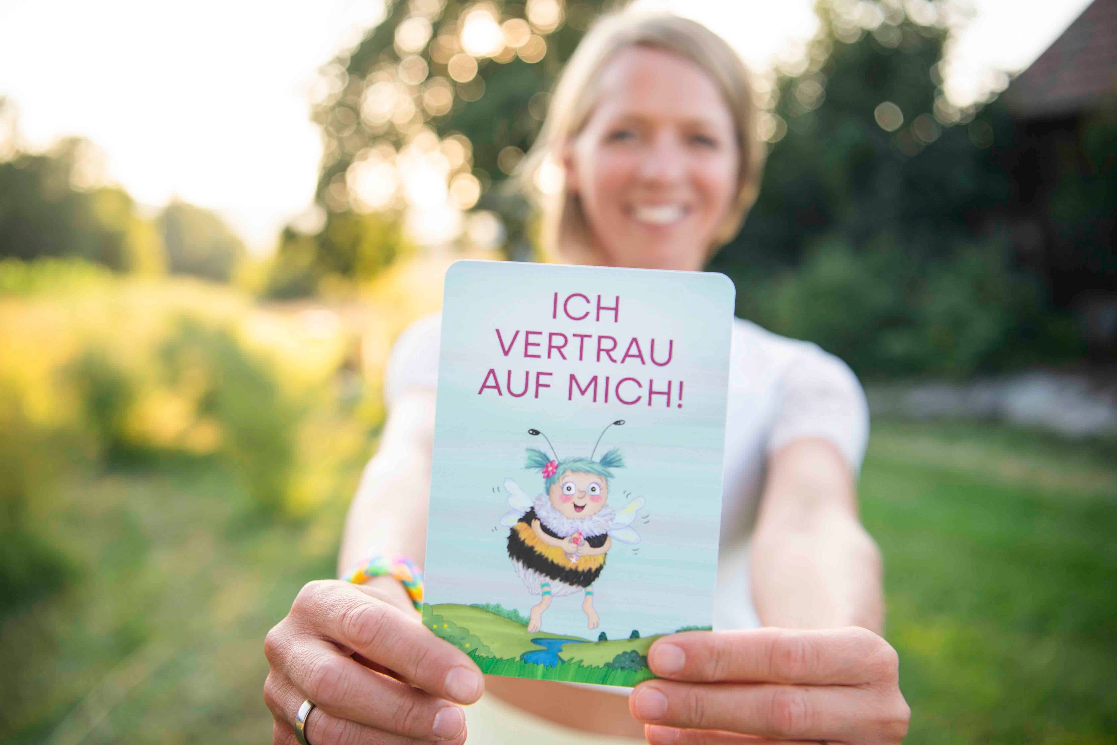 Nadine Garnter mit Affirmationskarte Ich vertrau auf mich